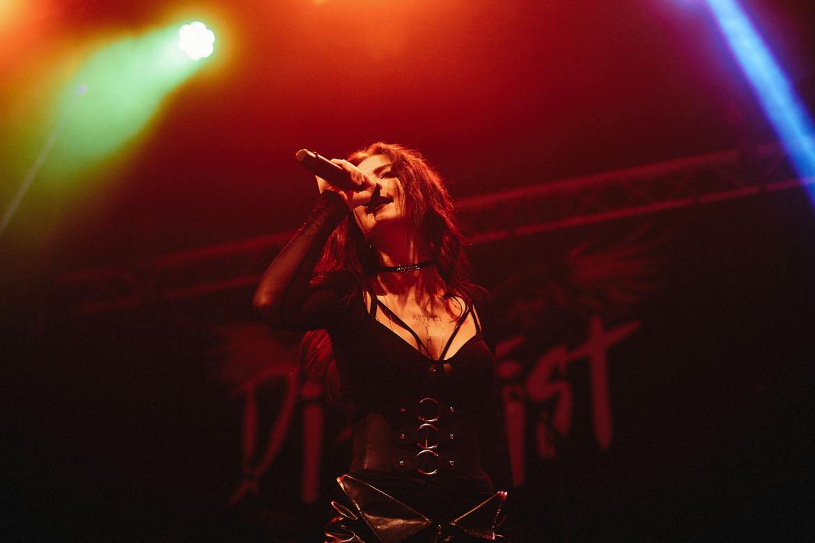 Vocal dynamics and emotional expression in singing
